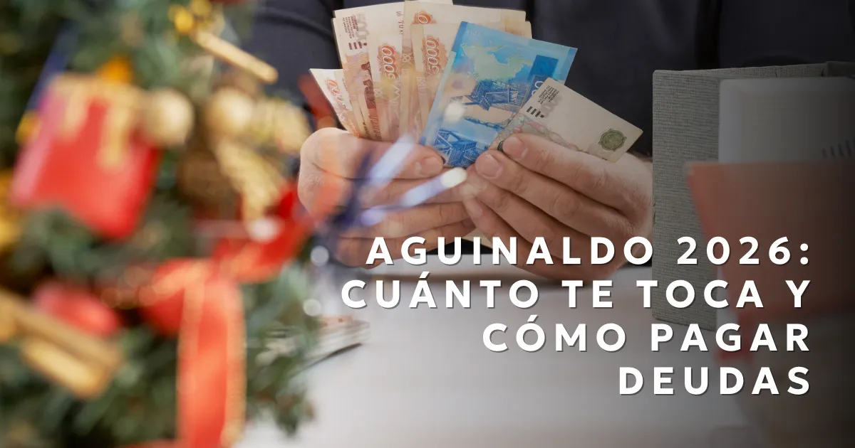 Billetes mexicanos junto a una libreta con una lista de deudas por pagar