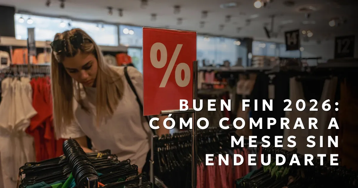 Persona revisando ofertas del Buen Fin en su celular con una tarjeta de crédito en la mano