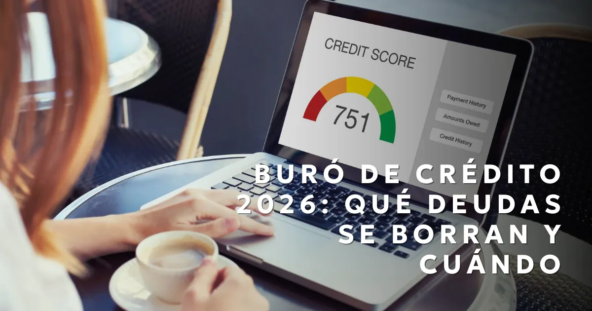 Persona revisando su reporte de crédito en una laptop